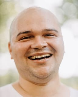 Man with a round face, the sample the test read as round